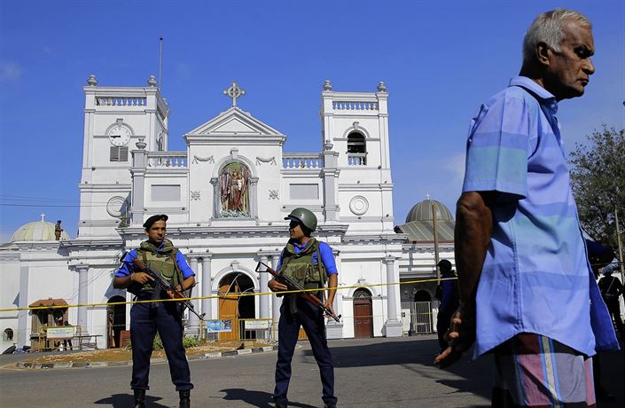 Vojáci hlídají vstup do kostela sv. Antonína, který byl jedním z ter��...