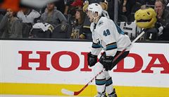 Tomá Hertl za tým San Jose Sharks v západ proti Vegas Golden Knights.