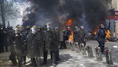 Demonstranti zapalovali ohn a hzeli kameny na policisty. Zateno je pes 120 lid