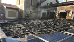 V Říčanech u Prahy hořelo obchodní centrum. Požár způsobil škodu až 15 milionů