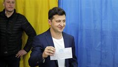 Volodymyr Zelenskyj porušil pravidla voleb na Ukrajině a ukázal novinářům svůj...