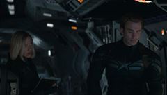 Zleva Black Widow (Scarlett Johansson) a Captain America (Steve Rogers).