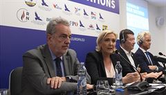 Pedsedkyn francouzského Národního sdruení Marine Le Penová (druhá zleva),...