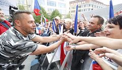 Tomá� Ortel se zdraví s fanou�ky na happeningu SPD proti diktátu Evropské unie.
