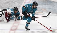 Hrá� Ian Cole (28) z týmu Colorado Avalanche a Evander Kane (9) z týmu San Jose...