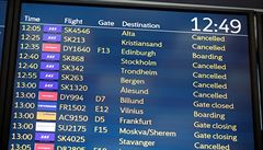 Informaní tabule na norském letiti Oslo - Gardermoen ukazuje zruené lety...