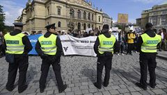 Úastníci protestují za pítomnosti policie ped Rudolfinem.