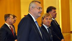 Zemana doprovodili (zprava) jeho poradce Martin Nejedlý, bývalý fotbalista...
