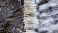 V Krkono�ích ve velkém odtává mno�ství sn�hu.