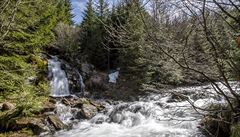 Na snímku je Kvarcitový vodopád (vlevo) a Svatopetrský potok v Dlouhém dole.