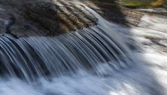 V Krkono�ích odtává enormní mno�ství sn�hu. Na snímku jsou pe�eje na Bílém Labi.