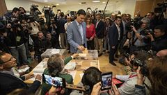 Socialistický premiér Pedro Sánchez odvolil v Madridu mezi prvními. "Po letech...