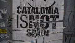 Katalánsko není panlsko, stojí na ponieném plakátu nedaleko volební...
