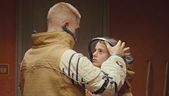 Sami ve vesmíru. Monte (Robert Pattinson) a Willow (Jessie Rossová) stojí ped...