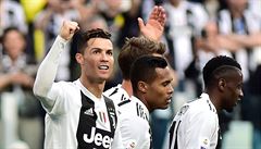 Hrái Juventusu v ele s Cristianem Ronaldem slaví branku do sít Fiorentiny