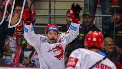 Petr Vrána se raduje ze svého druhého extraligového triumfu.