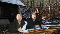 Daniel Szórád (vlevo) podepisuje jako �éf Les� �R smlouvu o bezzásahovém území...