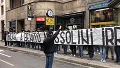 Příznivci Lazia zpívali v centru Milána fašistické písně, hajlovali a vzdávali hold Mussolinimu