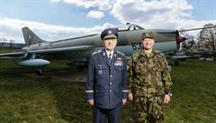 Generálmajor Emil Boek s velitelem 22. základny vrtulníkového letectva,...