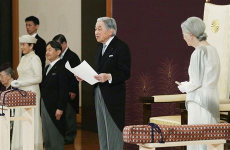 Japonský císa Akihito doprovázený svou manelkou, císaovnou Michiko, te svou...