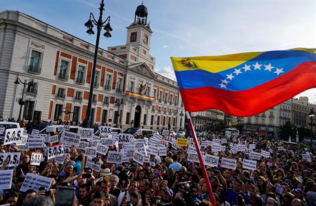 Obyvatel Venezuely se zastnili demonstrace na podporu Juana Guaida.