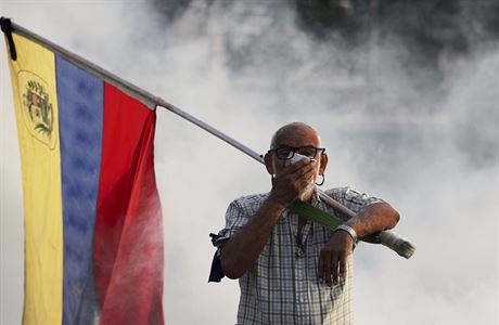 Bhem protest pouili Madurovy vojáci slzný plyn.