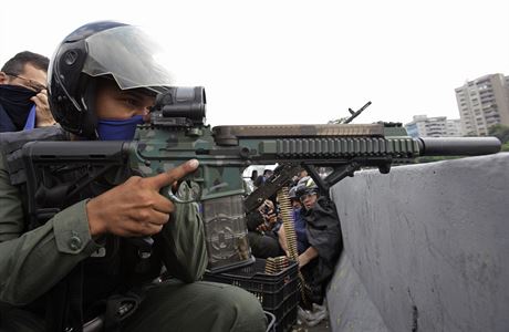Jeden z voják na stran Juana Guaidóa.
