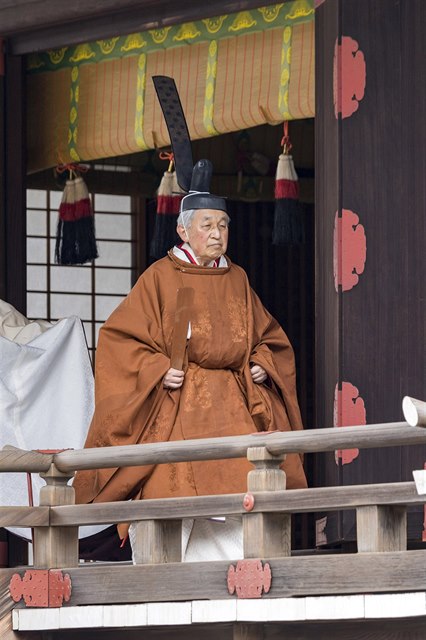 Japonský císa Akihito odchází po skonení rituálu, aby potvrdil v císaském...