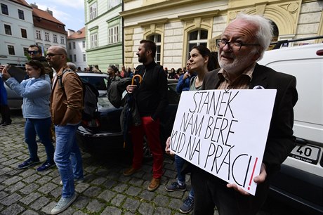 Lidé demonstrovali  proti postupu ministra kultury Antonína Staka pi odvolání...