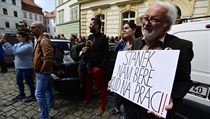 Lidé demonstrovali proti postupu ministra kultury Antonína Staňka při odvolání...