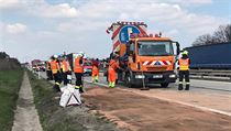 8. dubna 2019 - Dálnice D1, 174. kilometr ve směru na Brno. Polský kamion smetl...