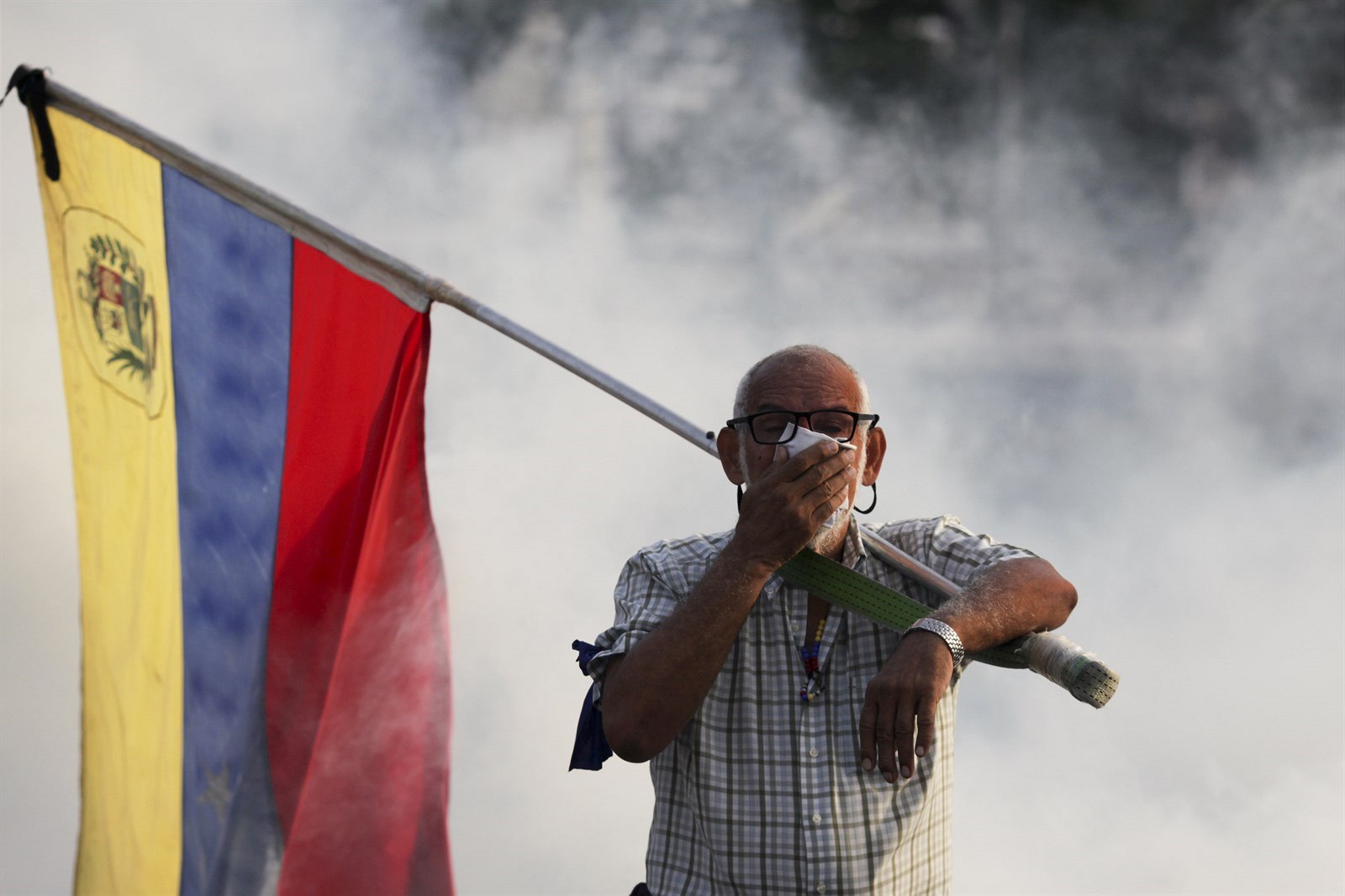 Během protestů použili Madurovy vojáci slzný plyn.