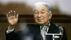 Japonský císař Akihito mává příznivcům ze svého paláce v Tokyu.