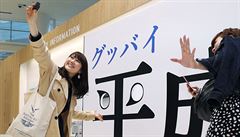 Návtvníci se fotí u tabule s nápisem "Sbohem Heisei". Hensei znamená éra...