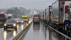 Kamiony nebudou smět předjíždět na dvou úsecích D1 na Vysočině. Zákaz bude platit od prosince do března