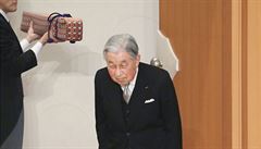 Japonský císa Akihito se klaní pi rituálu zvaném Taiirei-Seiden-no-gi,...