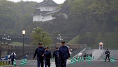 Policejní jednotka pochodující ped císaským palácem v den, kdy císa Akihito...