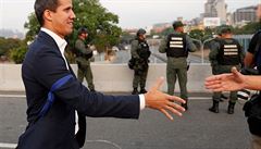 Vdce venezuelské opozice Juan Guaido se zdraví s vojáky, kteí se rozhodli...