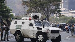 Vojenské vozidlo blokuje cestu poblí letecké základny generála Francisca de...