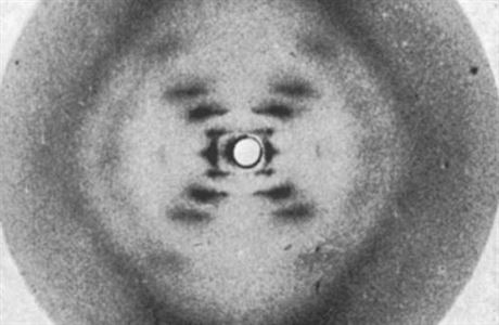 Snímek 51 je difraktogram krystalu DNA.