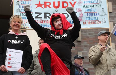Demonstrant protestuje proti KSM s maskou komunistky Marty Semelové.