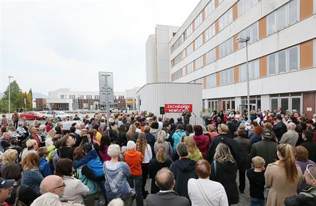 Nkolik set lidí se v Litomicích úastnilo protestního prvomájového prvodu...