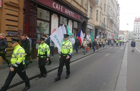Píznivci strany Svobodných pochodují na Praský hrad.