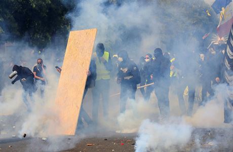 Proti maskovanm demonstrantm, kte na policii hzeli kamen a dal pedmty...