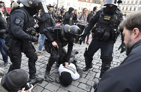 Tkoodnci utlumili potyku mezi pravicovými radikály a jejich odprci na...