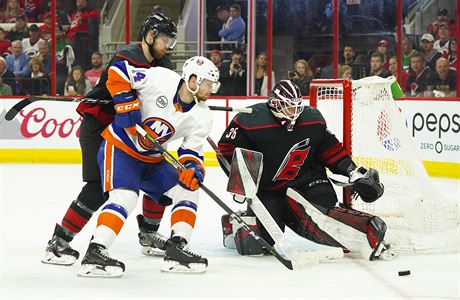 Hokejisté Caroliny i bez zranného Petra Mrázka porazili New York Islanders 5:2.