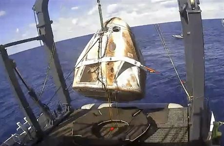 ást vesmírné lodi Crew Dragon vyzvedli z Atlantického oceánu blízko beh...