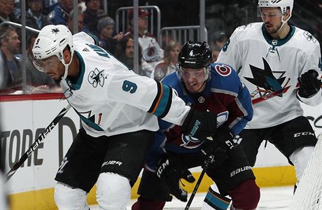 Hrá levého kídla Evander Kane z týmu San Jose Sharks (vlevo) se snaí...