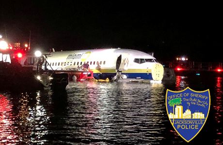 Policie zveejnila fotografie letadla uvízlého v mlké vod eky St. Johns.