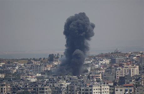 Dm stoupajc k obloze v Gaze.